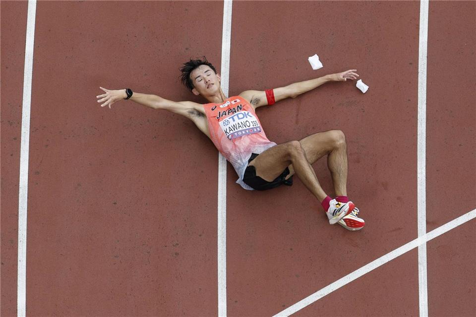 Bilder des Tages Leichtathletik Weltmeisterschaft in Tokio - Geher Masartora Kawando aus Japan bricht nach dem Überqueren der Ziellinie zusammen---/kyodo/dpa
