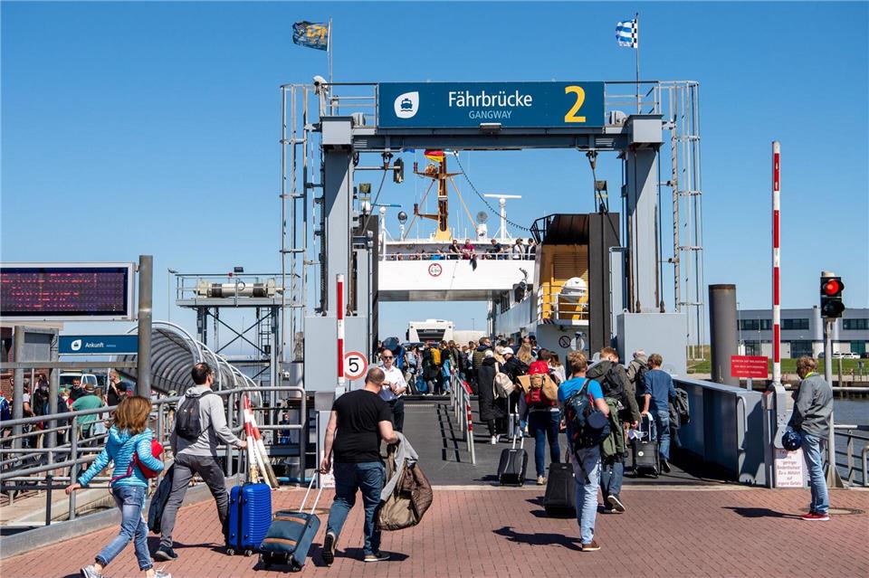 Leichte Beschädigungen trug eine Fähre bei einem Anlegemanöver im Hafen von Norddeich davon. (Symbolbild)Sina Schuldt/dpa