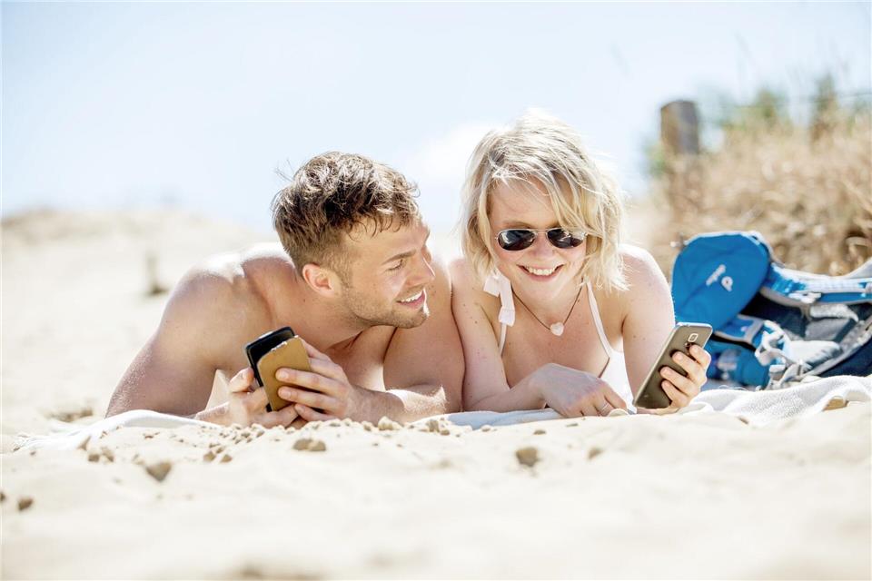 Leichte Stimmung, falsche Signale: Die Urlaubsatmosphäre kann dazu verleiten, mehr in einen Flirt hineinzuinterpretieren als angebracht.Christin Klose/dpa-tmn