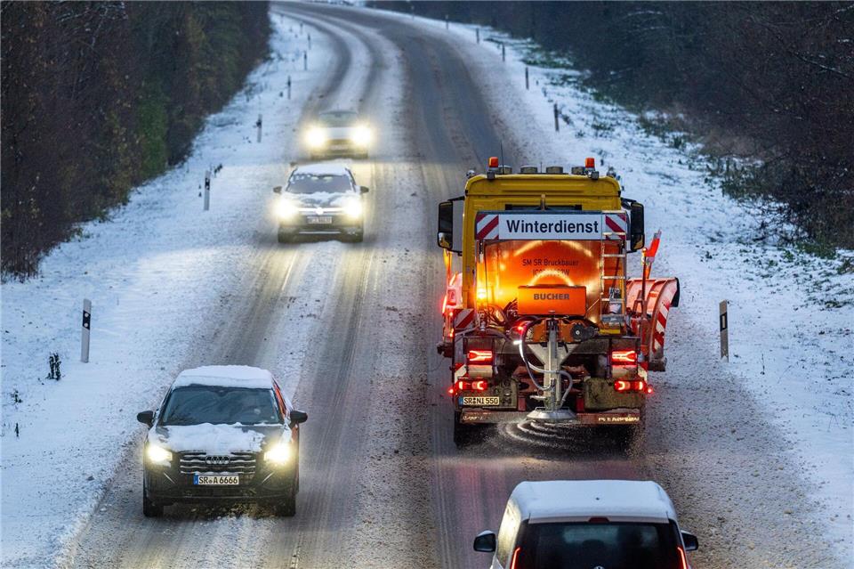 Leichter Schneefall und glatte Straßen prägen das Winterwetter in Bayern. (Symbolbild)Armin Weigel/dpa