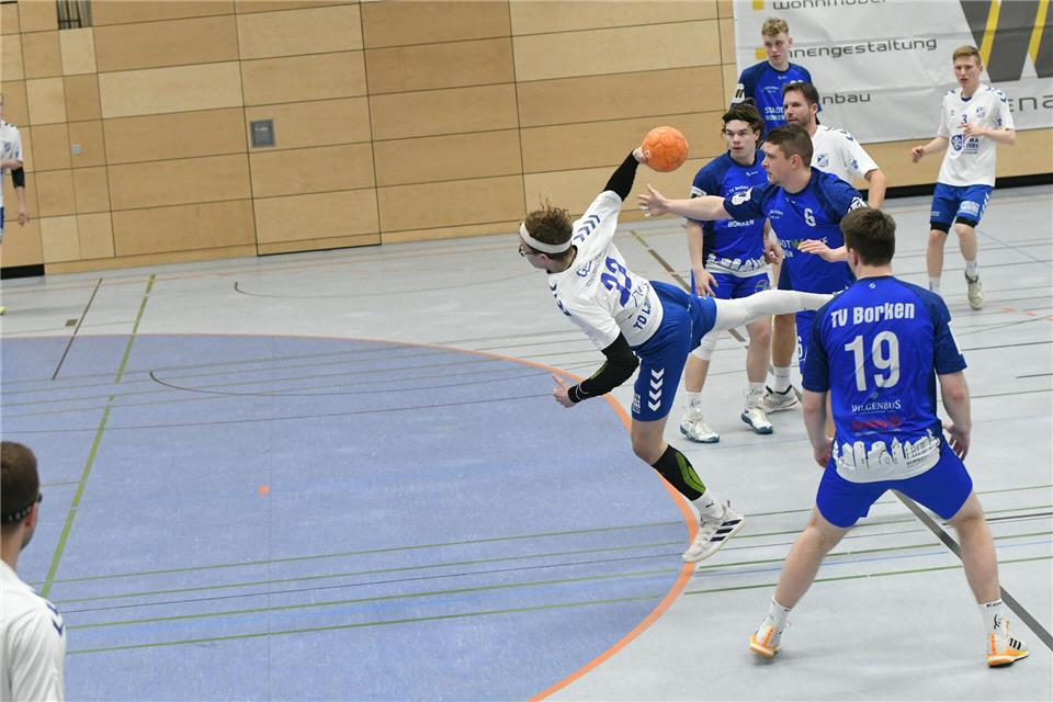 Leichtes Lanker Spiel in Halbzeit eins bei wenig Gegenwehr des TV Borken: Malte Nauen (links) erzielt eines seiner vier Tore. 