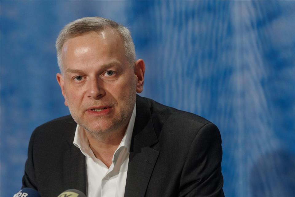 Leif-Erik Holm (AfD) will Mecklenburg-Vorpommerns Ministerpräsidentin Manuela Schwesig (SPD) nicht nur das Amt, sondern bei der anstehenden Landtagswahl 2026 auch den Wahlkreis abnehmen. (Archivbild)Markus Scholz/dpa