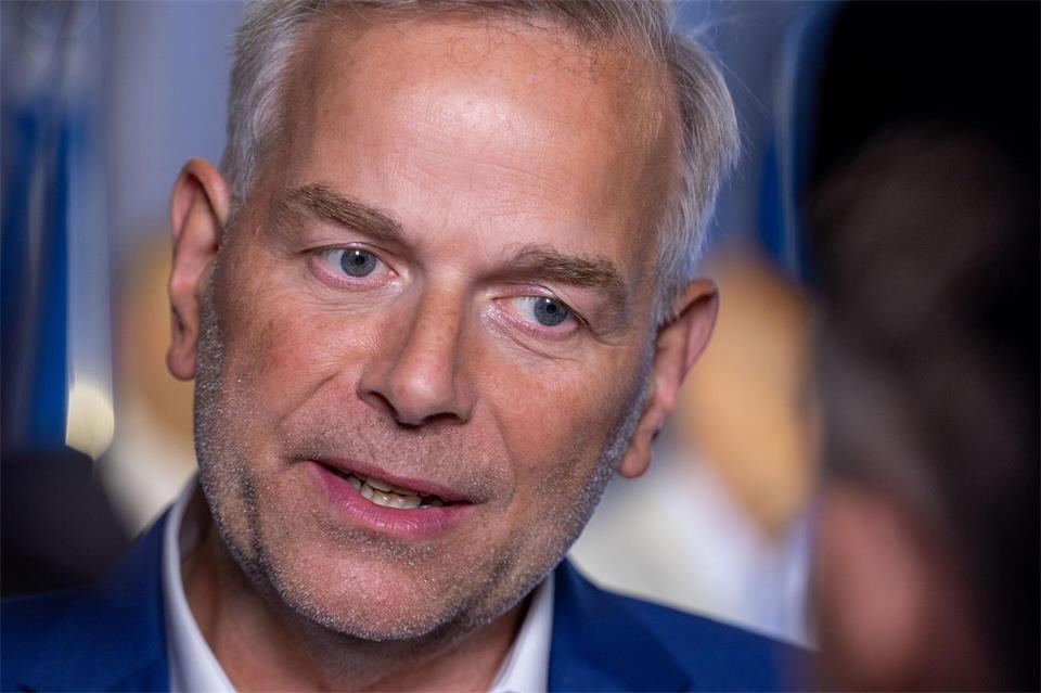 Leif-Erik Holm, Ministerpräsidentenkandidat der AfD, hat auf die künftige Stärke seiner Partei im Schweriner Landtag verwiesen.Jens Büttner/dpa