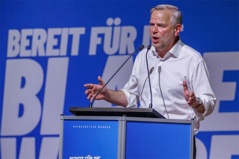 Leif-Erik Holm will für die AfD die Schweriner Staatskanzlei übernehmen. (Archivbild)Jens Büttner/dpa