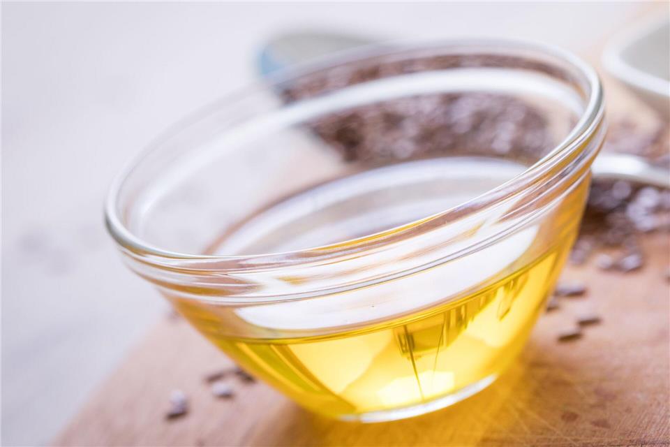 Leinöl kann zur Möbelpflege verwendet werden, allerdings sollte dabei eine wichtige Sache beachtet werden.Christin Klose/dpa-tmn