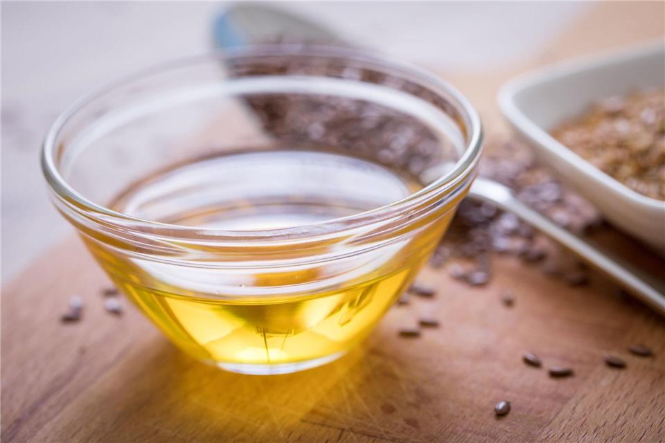 Leinöl schmeckt zu Quark, im Müsli und zu kräftigen Salatsorten. Es verträgt allerdings keine Wärme und sollte im Kühlschrank aufbewahrt werden. picture alliance / dpa-tmn