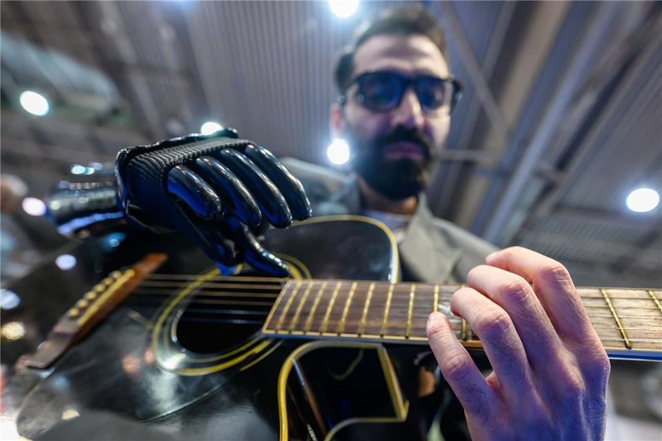 Leipzig: Gitarrenklang mit Hightech – Musiker spielt mit Prothese auf der OTWorld 2026Hendrik Schmidt/dpa