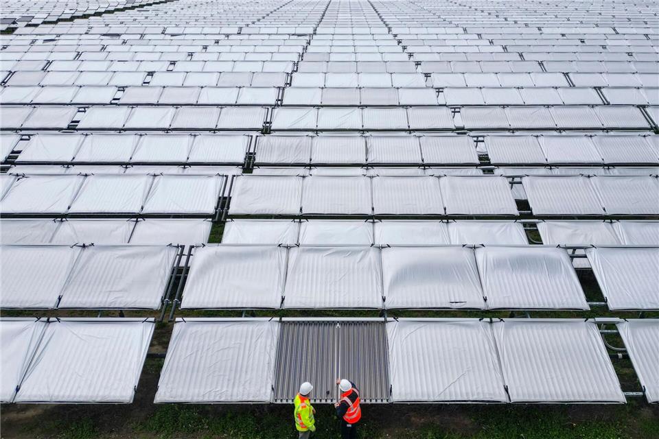 Bilder des Tages  Leipzig-Lausen: Deutschlands größte Solarthermieanlage im Check durch Projektleiter.Jan Woitas/dpa