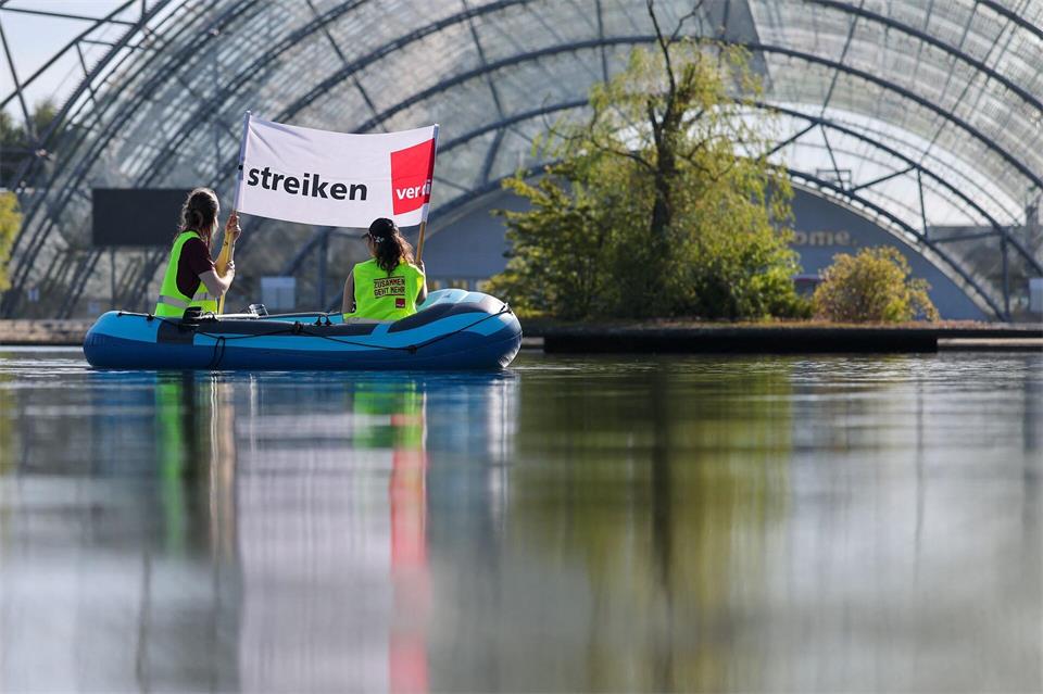 Leipzig: „Wir streiken“ auf dem Wasser – Messe-Beschäftigte setzen vor Glashalle ein ZeichenJan Woitas/dpa