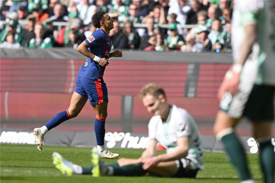 Leipzig oben, Werder am Boden: Antonio Nusa (l) jubelt über sein Tor zum 0:1.Carmen Jaspersen/dpa