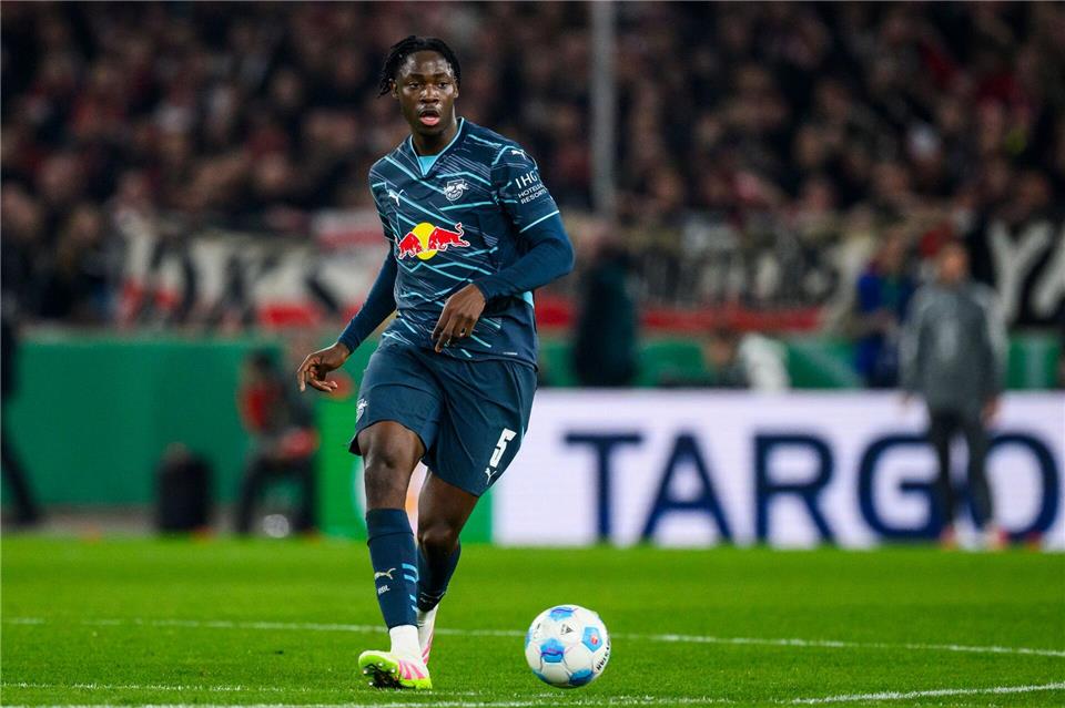 Leipzigs El Chadaille Bitshiabu fällt mit einer Muskelverletzung lange aus.Tom Weller/dpa