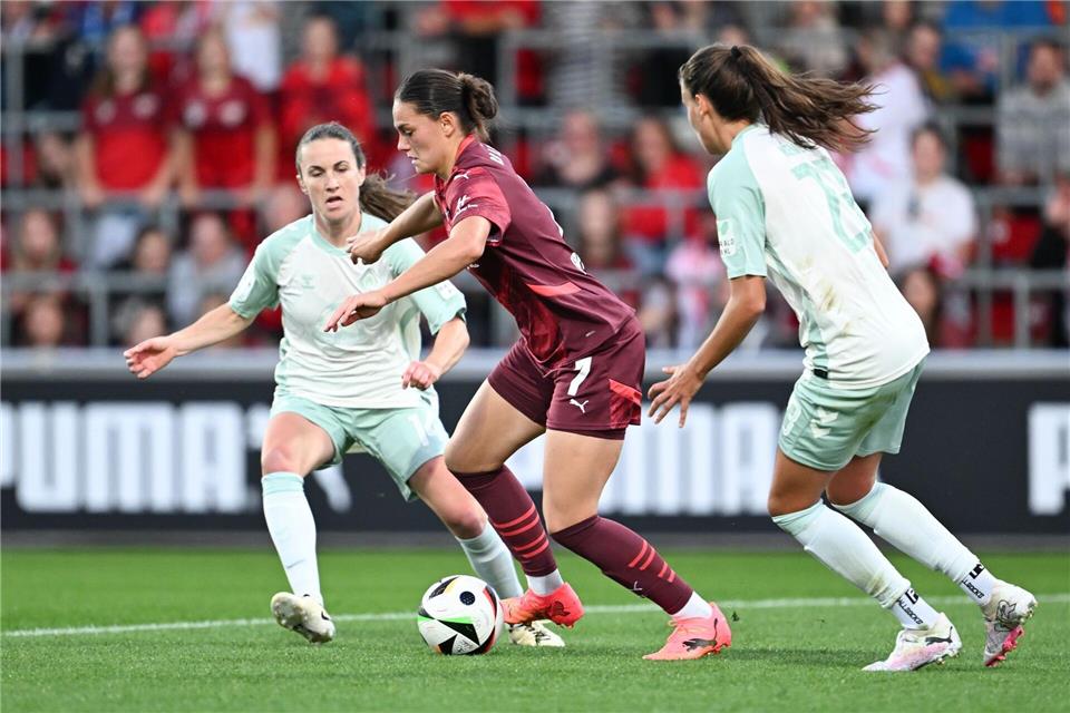 Leipzigs Giovanna Hoffmann (M) trifft mit RB im Pokal auf einen Zweitligisten.Hendrik Schmidt/dpa