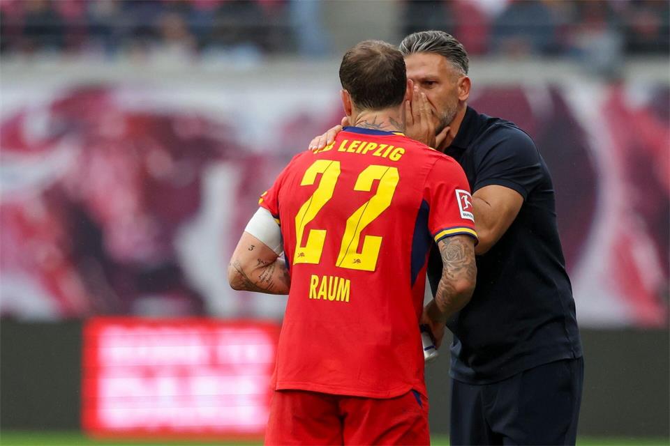 Leipzigs Kapitän David Raum und Trainer Martin Demichelis.Jan Woitas/dpa