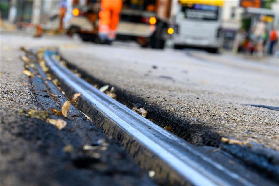 Leipzigs Straßenbahnen fahren zum Großteil wieder – ein Gutachter prüft die Hitzeschäden. (Archivbild)Hendrik Schmidt/dpa