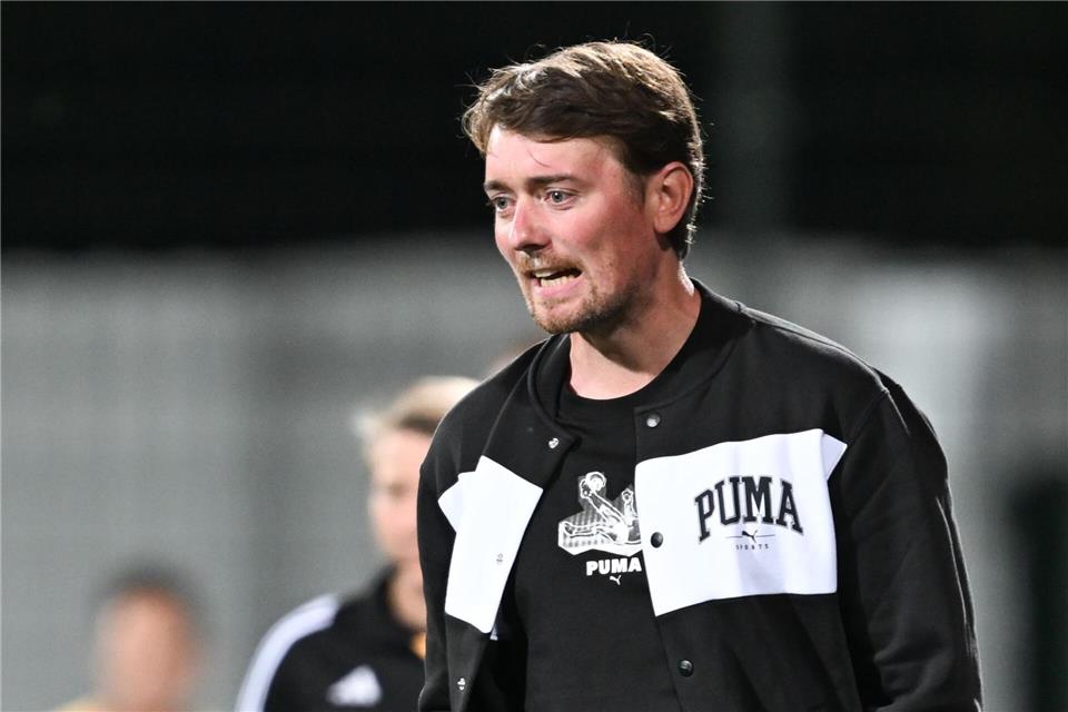 RB Leipzigs Fußballerinnen starten mit einem Sieg in Köln Leipzigs Trainer Jonas Stephan peilt in der neuen Saison einen Platz unter den ersten Sechs an. (Archivbild)Hendrik Schmidt/dpa