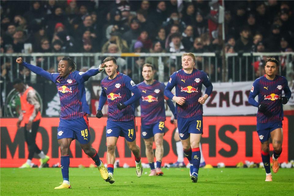 Leipzigs Yan Diomande (l,) jubelt nach seinem Treffer beim FC St. Pauli.Christian Charisius/dpa