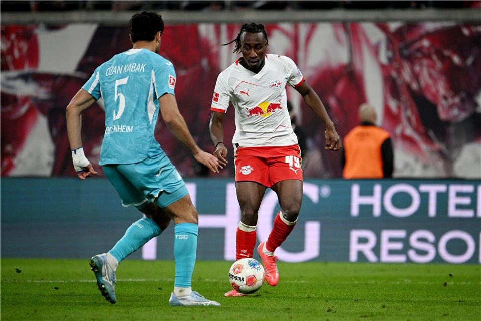 Leipzigs Yan Diomande (r,) fällt verletzt aus. (Archivbild)Julius Frick/dpa