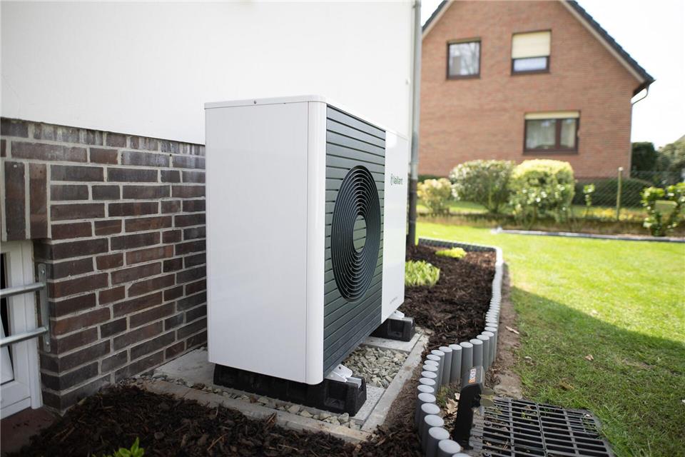 Leise lohnt sich: Ruhige Wärmepumpen schonen die Nerven der Nachbarn und können mit Fördergeld finanziert werden.picture alliance/dpa