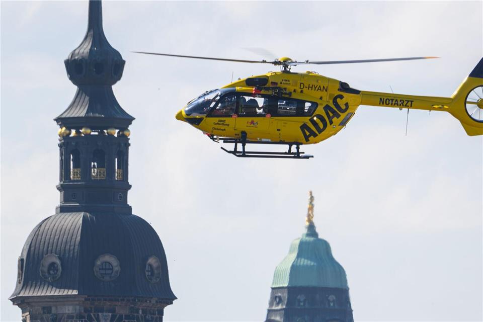 Leistet im Ernstfall schnelle Hilfe aus der Luft: Ein Rettungshubschrauber der ADAC-Luftrettung am Himmel vor der Dresdner Altstadt. (Symbolbild)Robert Michael/dpa