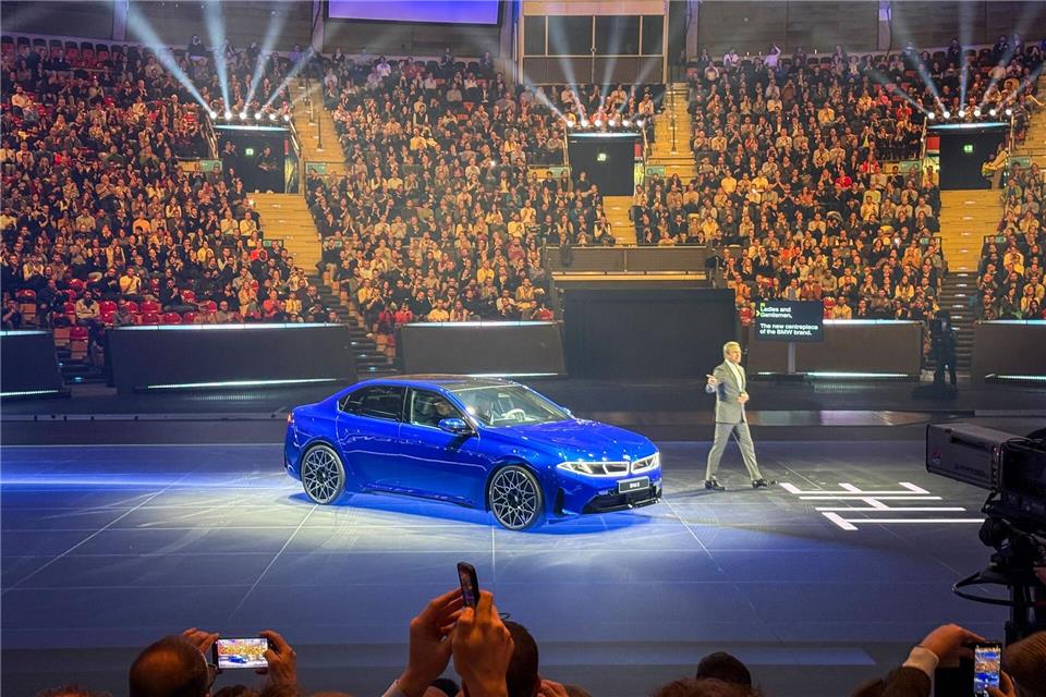 Leistungsstark und effizient: BMW-Chef Oliver Zipse präsentiert den neuen vollelektrischen BMW i3 bei seiner Premiere in München.Christof Rührmair/dpa-tmn