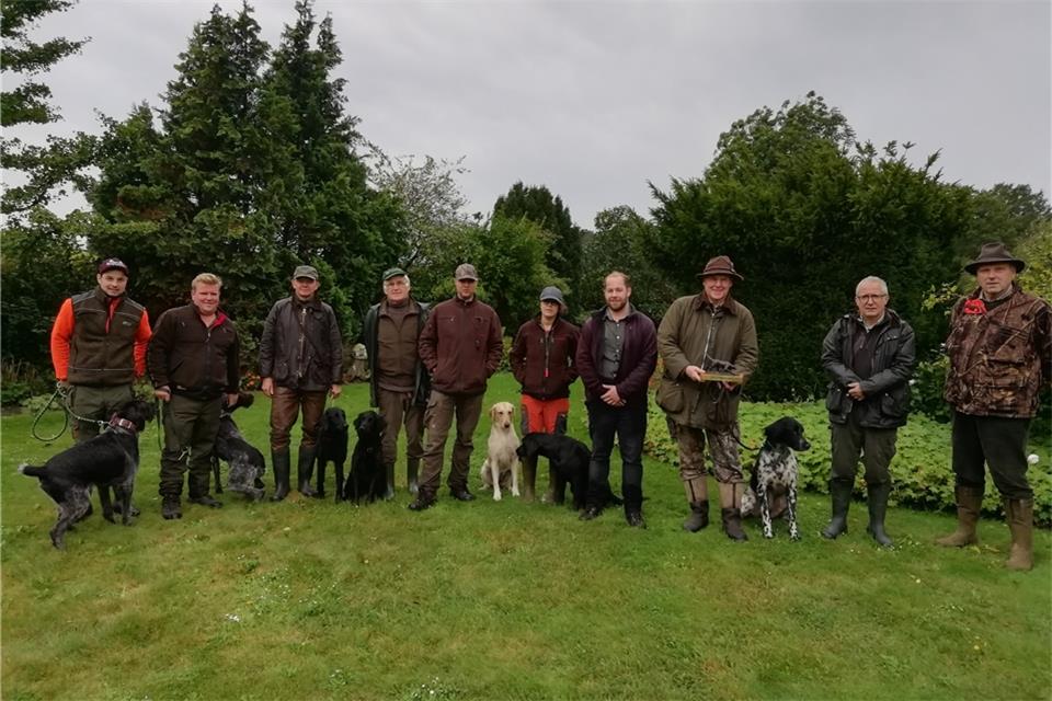 Leistungstest für sieben Gespanne beim Hundetag des Hegerings Raesfeld: Die meisten Punkte erreichte Jan Jurgutat (Dritter von rechts) mit seinem Hund Finn vom Baarler Berg.