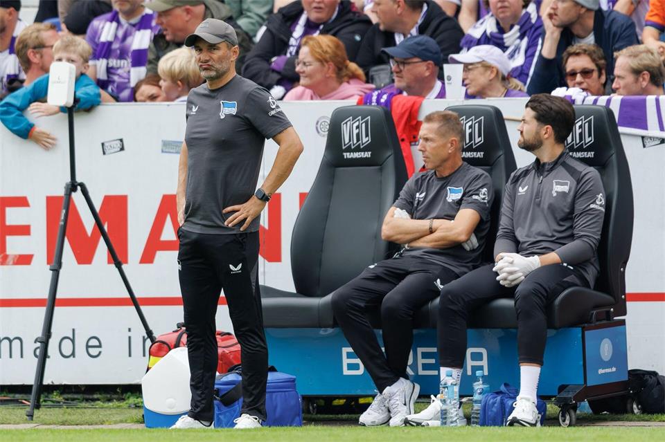 Leitl (l) sieht bei seinem Team noch Luft nach oben.Friso Gentsch/dpa