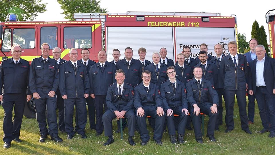 Leitung und Beförderte der Feuerwehr Raesfeld mit Bürgermeister Martin Tesing (r.) und Vize-Kreisbrandmeister Thomas Deckers (3.v.r.).