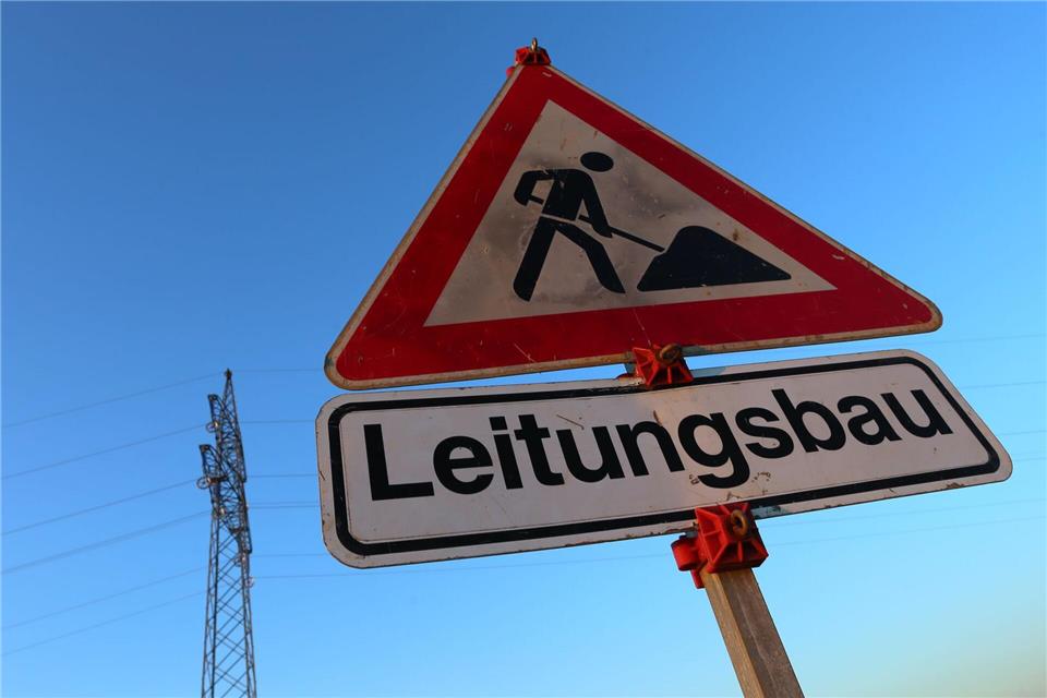 „Leitungsbau“: Dieses Verkehrsschild wird in Bayern in den nächsten Jahren womöglich häufiger zu sehen sein. (Symbolbild)Karl-Josef Hildenbrand/dpa