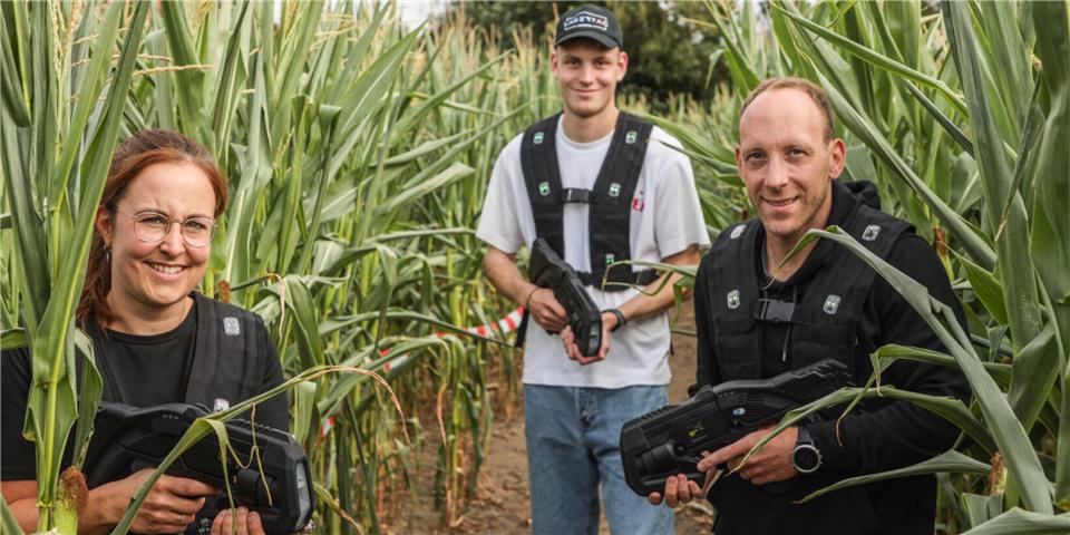 Lena Klein-Schmeink (l.) und Tim Westheider (r.) bringen Lasertag ins Maisfeld: Für beide ist die Kooperation eine Premiere.