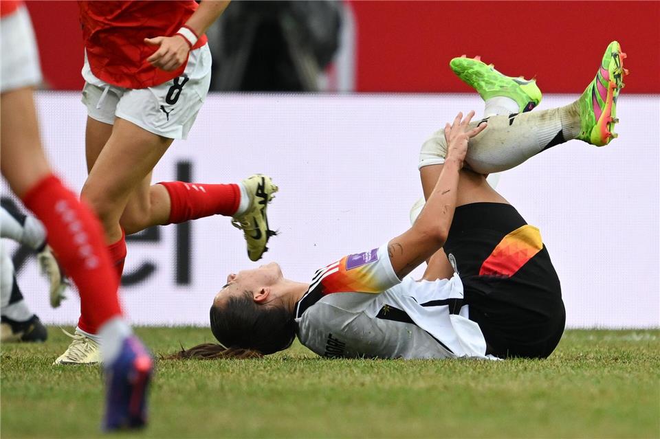 Bayern-Star Lena Oberdorf hofft auf Rückkehr im Frühjahr Lena Oberdorf muss wegen einer Knieverletzung pausieren.Sebastian Christoph Gollnow/dpa