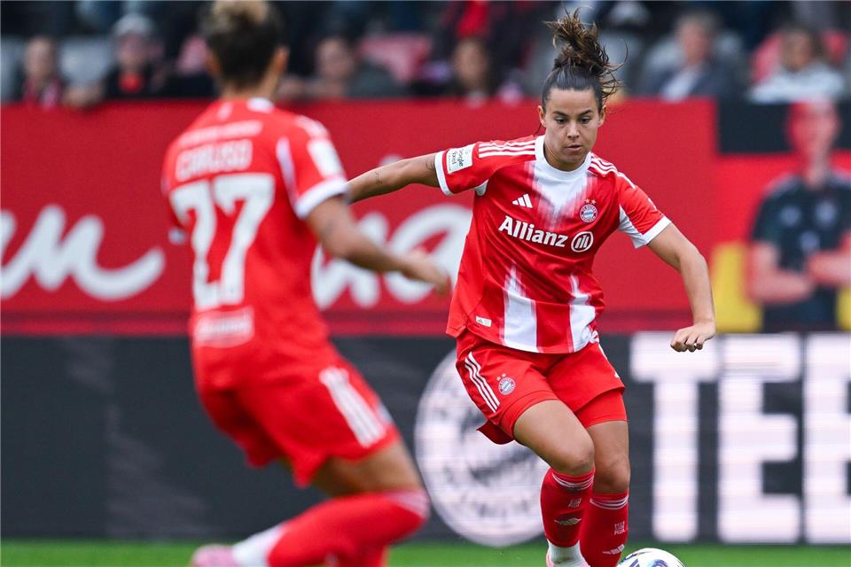 Lena Oberdorf (r) bereitet das 4:1 vor.Sven Hoppe/dpa