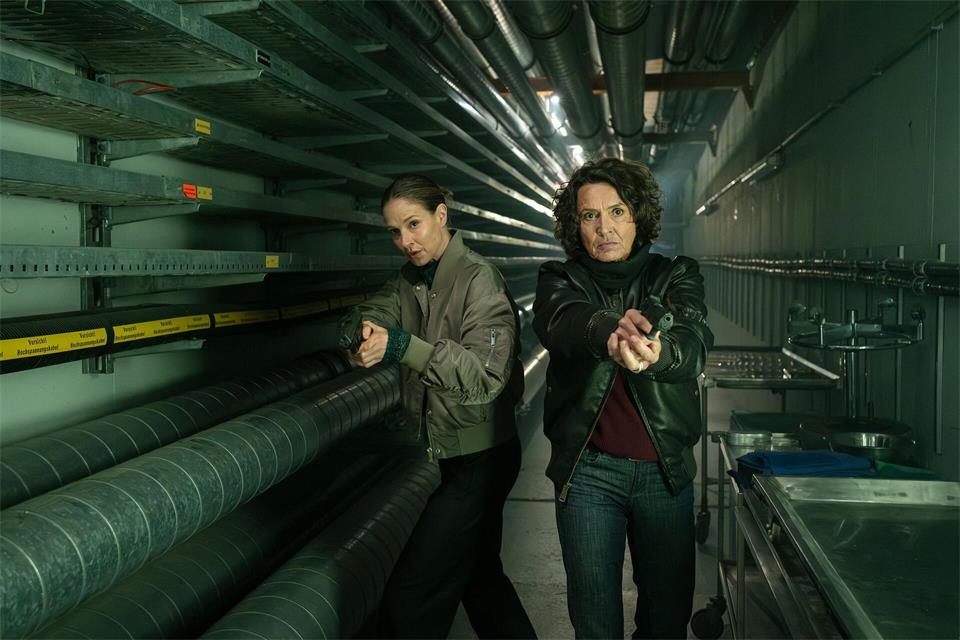 Lena Odenthal (r, Ulrike Folkerts) und Johanna Stern (Lisa Bitter) ermitteln in einem Fall, der im Lauf eines einzigen Abends eskaliert.Benoît Linder/SWR Presse/Bildkommunikation/dpa