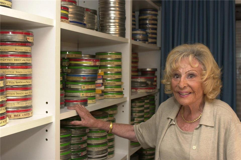 Leni Riefenstahl im Jahr 2002 in ihrem Haus in Pöcking nahe dem Starnberger See. Am 8. September 2003 starb sie mit 101 Jahren. (Archivbild)Frank Mächler/dpa