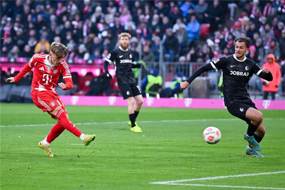 Lennart Karl (l) trifft zum 1:2 - ausnahmsweise mit dem rechten Fuß.Sven Hoppe/dpa