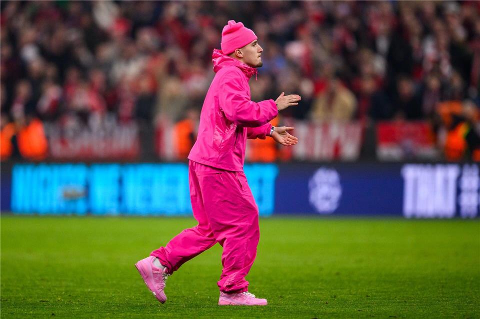 Lennart Karl läuft in pinker Freizeit-Kleidung über den Rasen in München. (Archivbild)Tom Weller/dpa