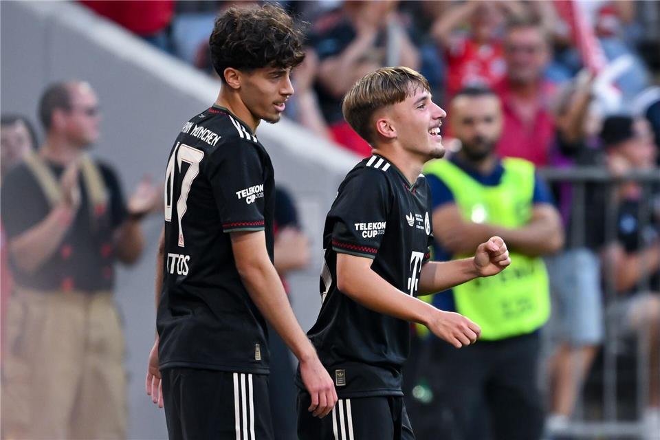 Lennart Karl (r.) hat seinen Vertrag beim FC Bayern München verlängert.Sven Hoppe/dpa