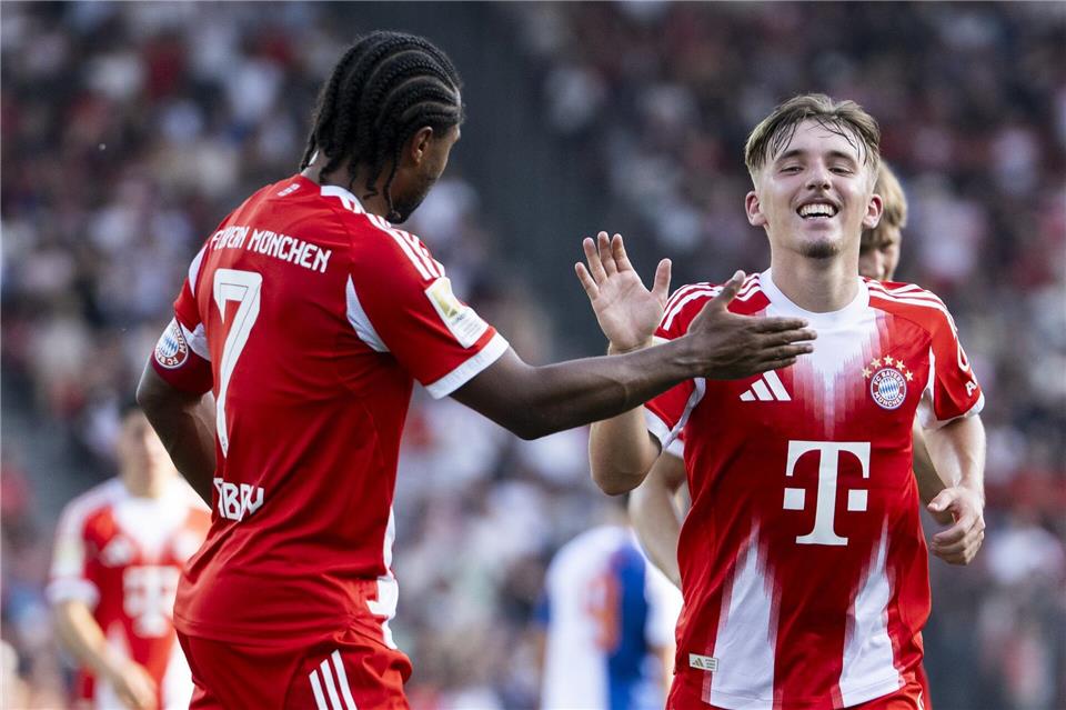 Lennart Karl (r) jubelt nach seinem wunderbaren Treffer aus der Distanz. Serge Gnabry (l) gratuliert dem Youngster.Ennio Leanza/KEYSTONE/dpa