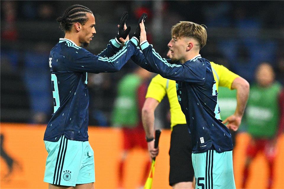 Lennart Karl (r) löste Leroy Sané ab.Tom Weller/dpa