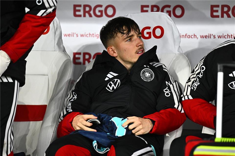 Lennart Karl sitzt bei der Nationalmannschaft auf der Ersatzbank. Tom Weller/dpa