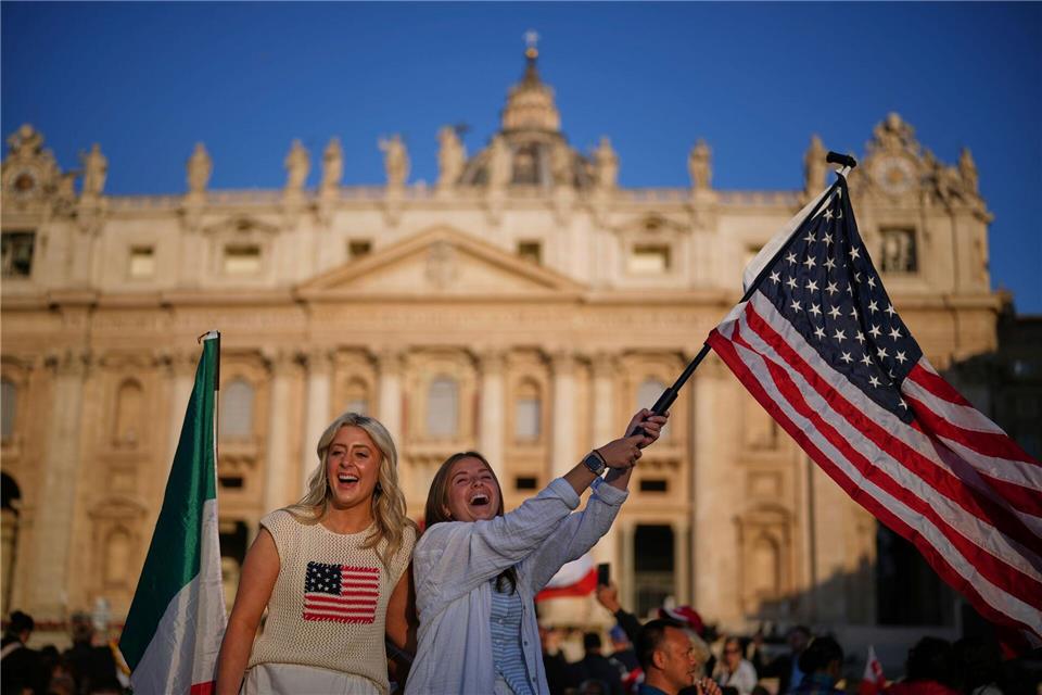 Leo XIV. ist der erste US-amerikanische Papst. Andrew Medichini/AP/dpa