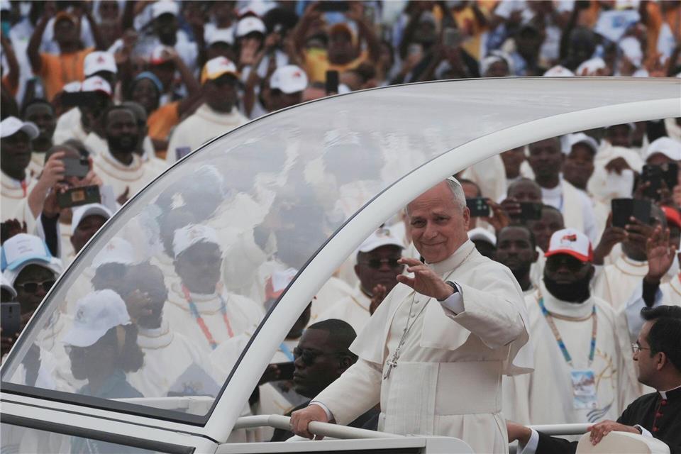 Leo XIV. ließ sich im Papamobil durch die Menschenmenge fahren.Andrew Medichini/AP/dpa