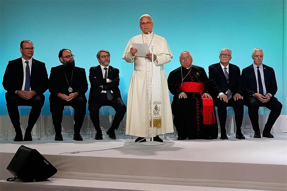 Leo XIV. traf sich auch mit Vertretern anderer Religionen.Gregorio Borgia/AP/dpa