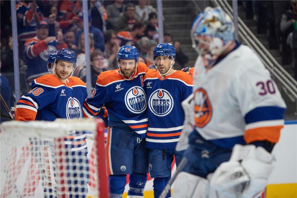 NHL: Draisaitl schießt Oilers in Verlängerung zum Sieg Leon Draisaitl (2.v.l.) erzielte den Siegtreffer in der Verlängerung.AMBER BRACKEN/The Canadian Press/AP/dpa