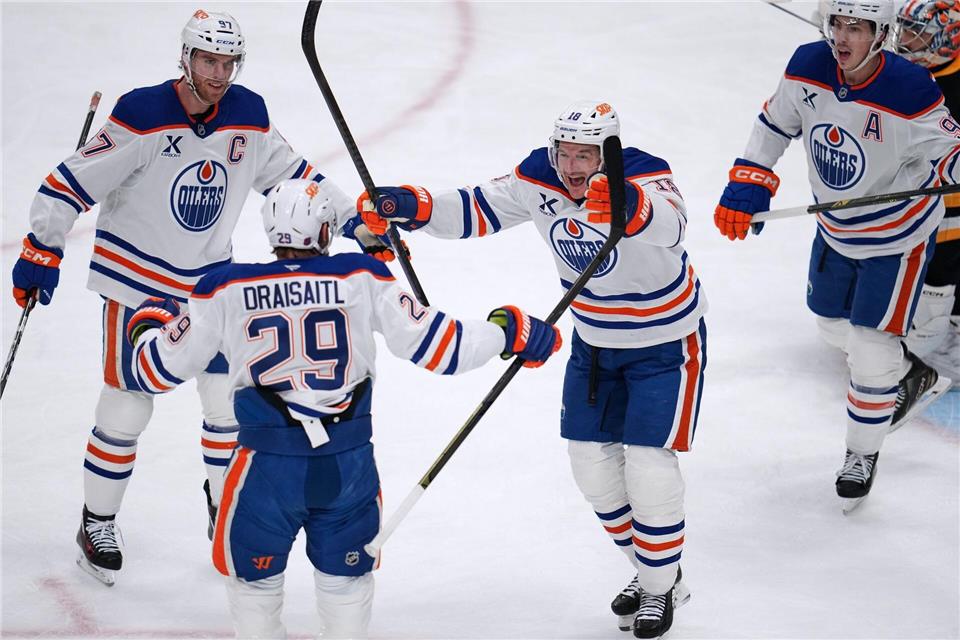 Leon Draisaitl (Nummer 29) war an vier der sechs Oilers-Toren beteiligt.Gene J. Puskar/AP/dpa