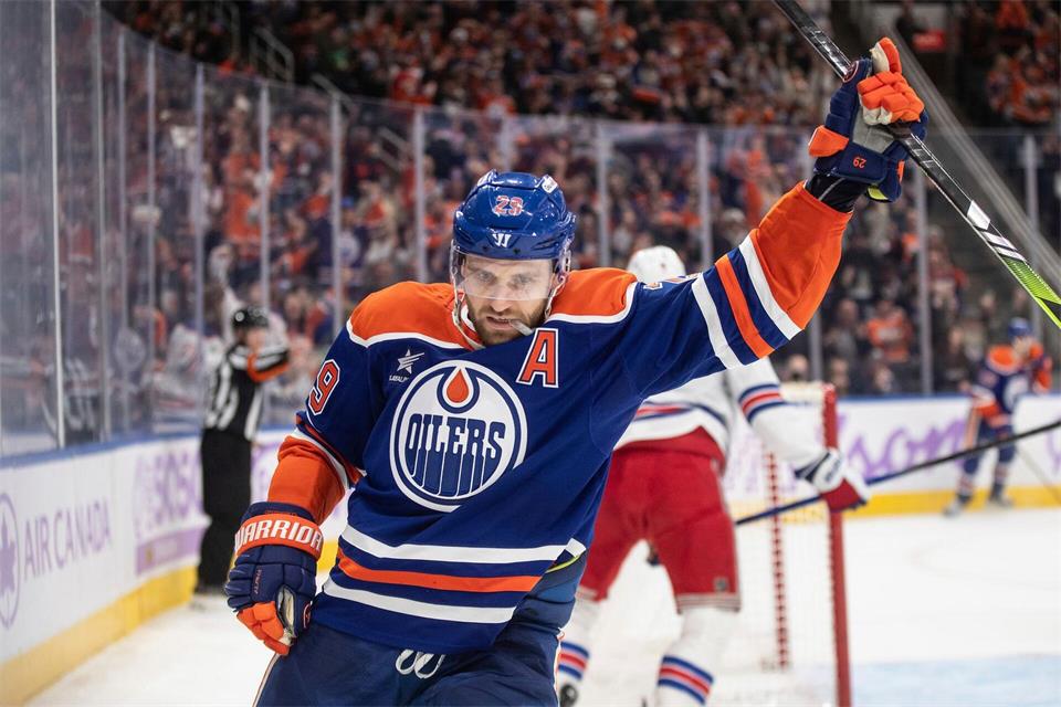 Leon Draisaitl kommt mit seinen Edmonton Oilers 2027 nach Köln. (Archivbild)Jason Franson/The Canadian Press via AP/dpa