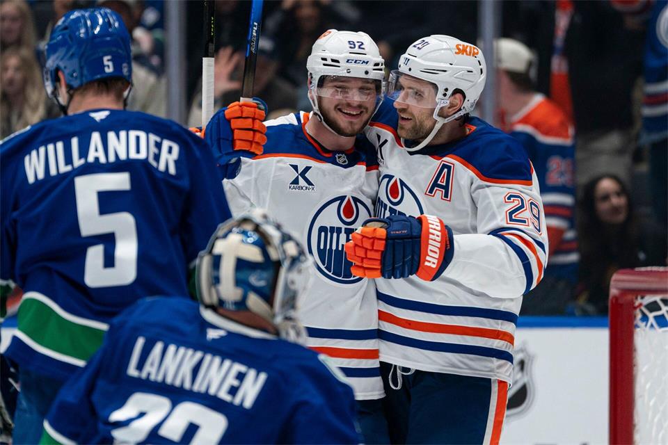 Leon Draisaitl (l) gelangen beim Sieg gegen Vancouver seine ersten Saisontreffer.Rich Lam/The Canadian Press/AP/dpa