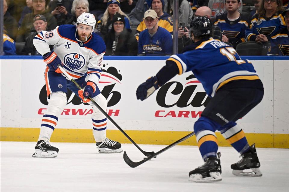 Leon Draisaitl (l.) spielte einmal mehr groß auf.Connor Hamilton/AP/dpa