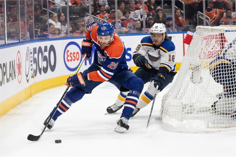 Leon Draisaitl (l) und die Edmonton Oilers besiegten die St. Louis Blues.