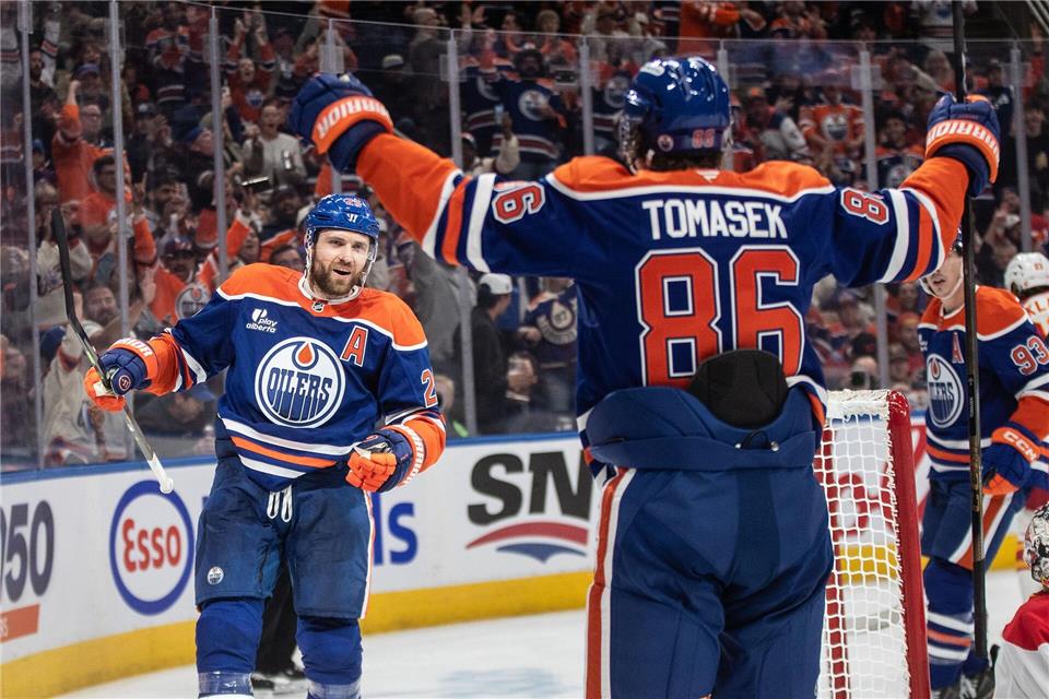 Leon Draisaitl (links) hat das 400. NHL-Tor seiner Karriere erzielt. Jason Franson/The Canadian Press/dpa