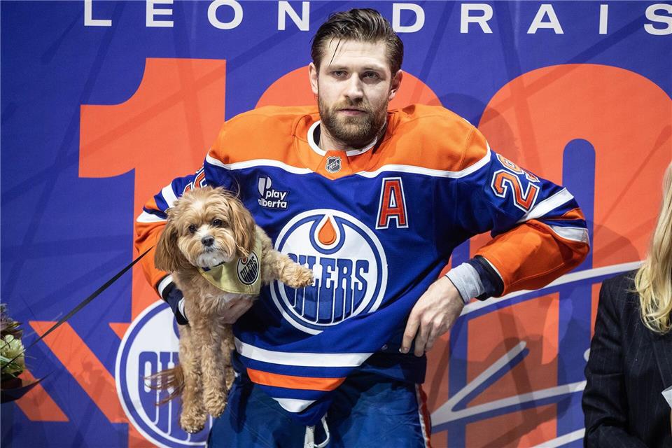 Leon Draisaitl mit seinem Hund Bowie.JASON FRANSON/The Canadian Press/AP/dpa